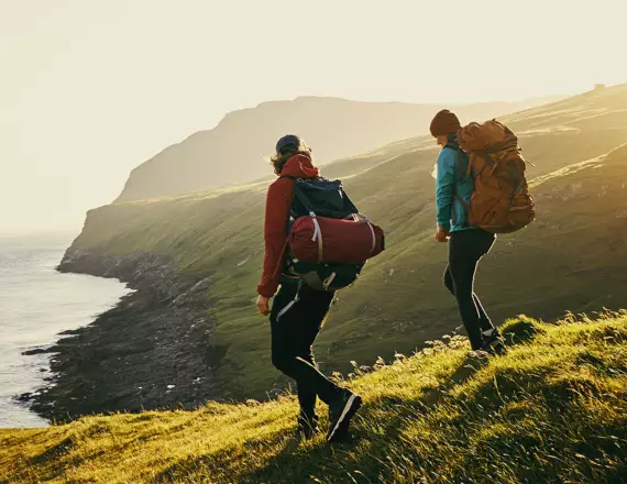 Randonneurs en bord de mer utilisant l'app Openrunner